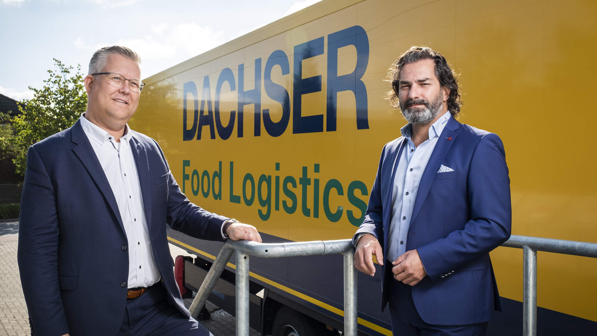 Working hand-in-hand: Oliver-Patrick M&uuml;ller, Sales Manager DACHSER Food Logistics at DACHSER’s logistics center Hannover (left), and Konstantinos Kourkoutas, Head of IT & Administration at Apostel (right).