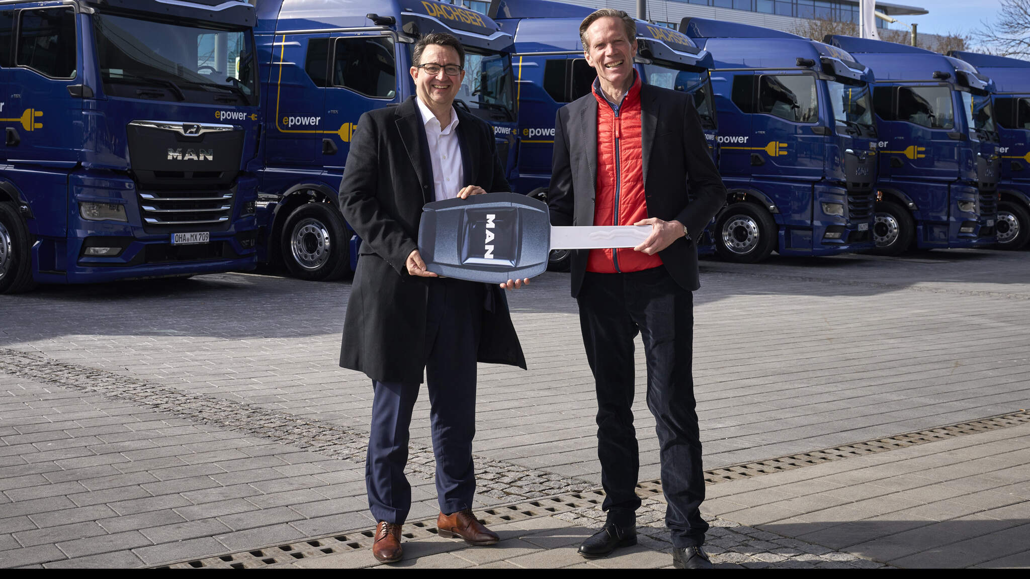 
Ceremonial handover of the keys: Stefan Hohm from DACHSER (left) and Dr. Frederik Zohm from MAN. Image source: MAN