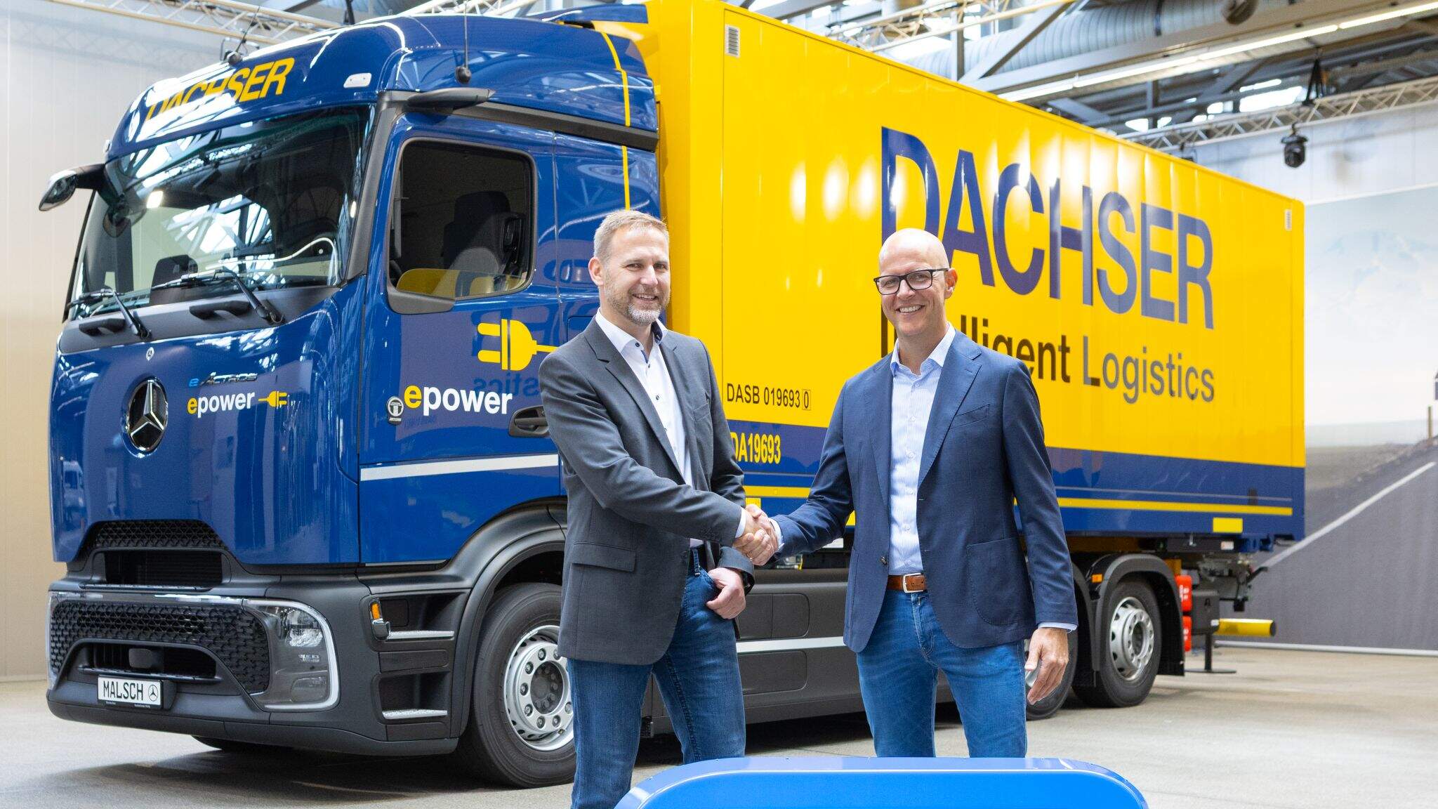 Andre Bilz, Category Manager Truck / Trailer / Swap Body, Corporate Indirect Procurement at DACHSER (left)
Winfried Sorg, Center Manager at the Mercedes-Benz Commercial Vehicle Center in Neu-Ulm. (Photo: Myriam Mersy)