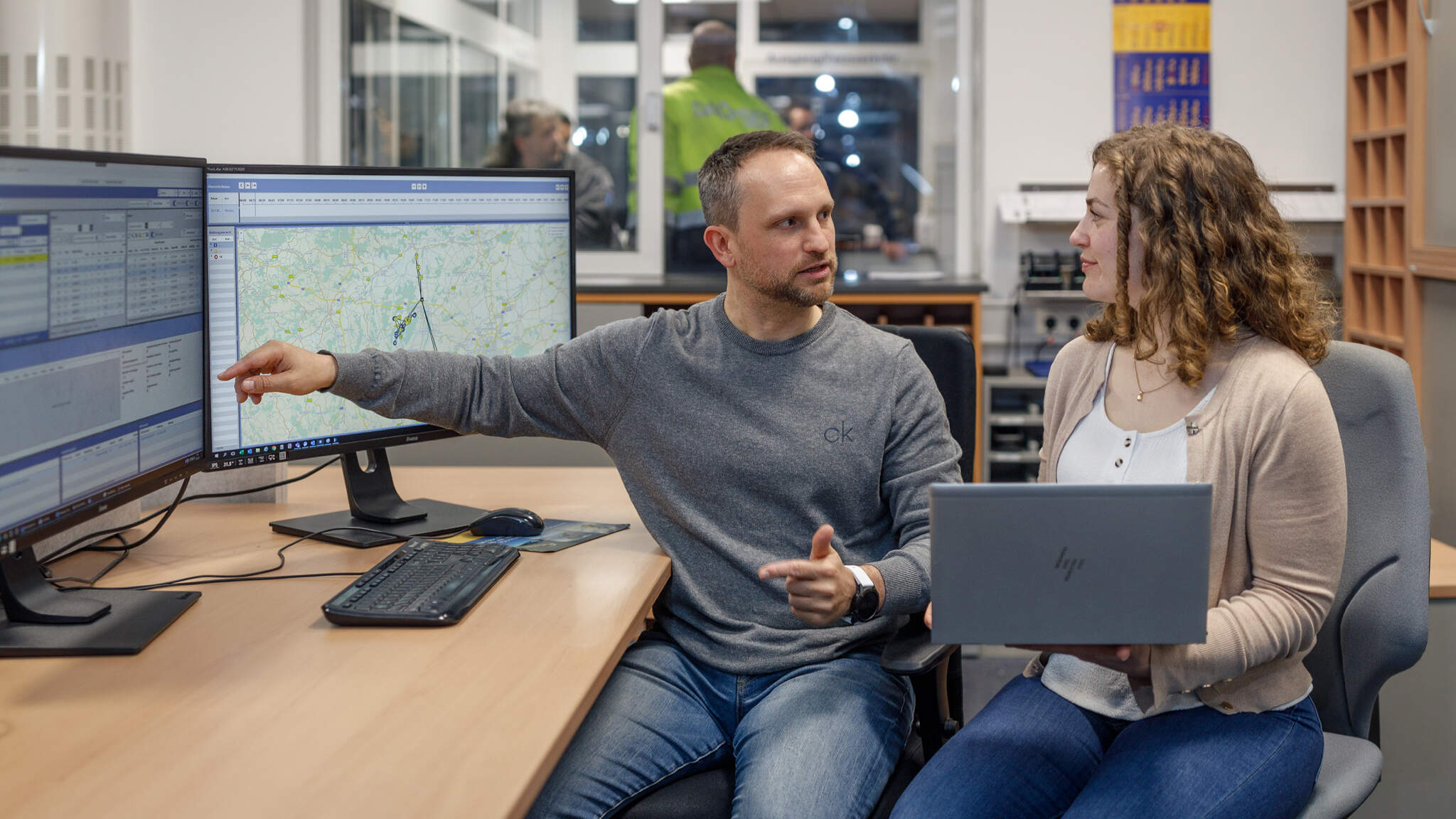 Application specialist Carina Klaus talks with dispatcher Markus Spanrunft.