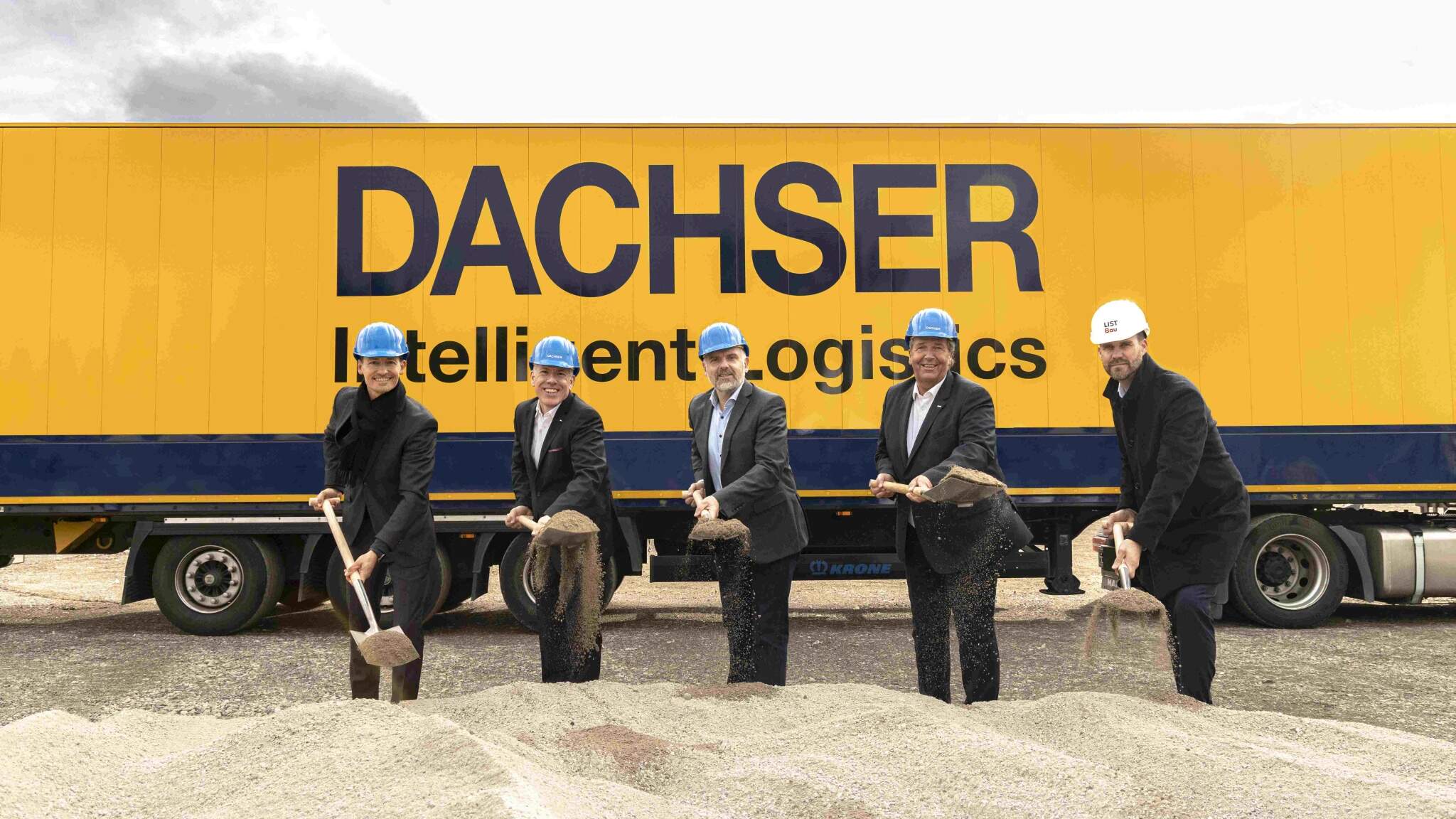 From the left: Sascha Dorday (Unna District Economic Development Agency), J&uuml;rgen Sobkowiak (General Manager DACHSER Dortmund), Dirk Wigant (mayor of the town of Unna), Andreas Fritsch (Managing Director European Logistics Germany at DACHSER), Jens Schulte (Managing Director LIST Bau Nordhorn)