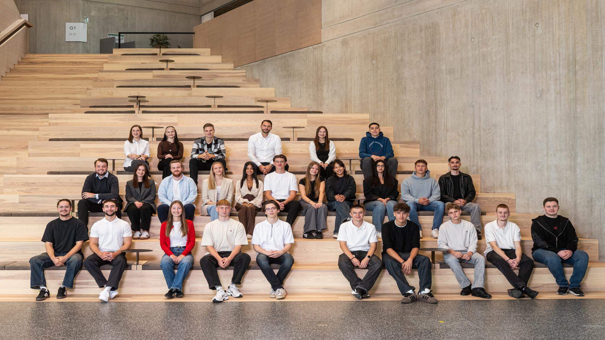 The new junior staff at Dachser’s Head Office in Kempten with Carolin Dorn, Education Consultant (third row, far left), Fabian Duschek, Education Team Leader (third row, fourth from left), and Kim Kilian Schneider, Education Consultant (second row, third from left). Photo: Dachser/Matthias Sienz